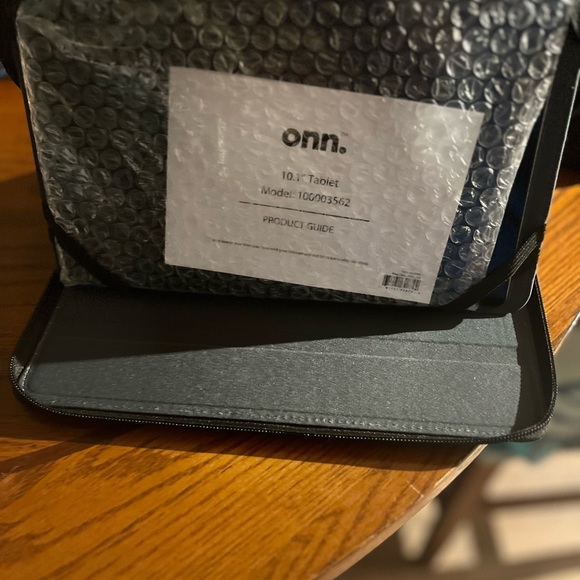 ONN 10.1 TABLET WITH NEW LEATHER CASE BRAND NEW - Picture 5 of 8